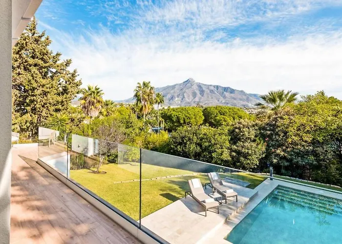 - 3-bedroom With Pool And Mountain View
