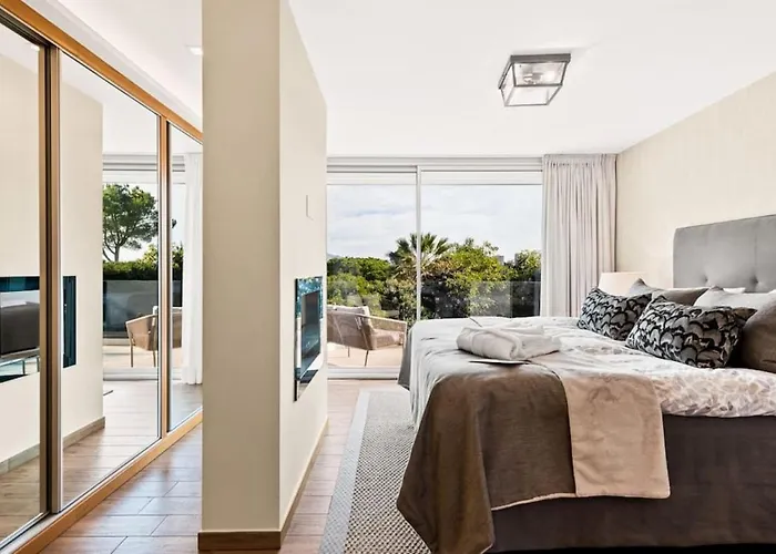 - 3-bedroom With Pool And Mountain View *