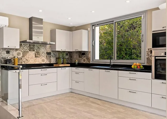 Willa - 3-bedroom With Pool And Mountain View