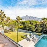 - 3-bedroom With Pool And Mountain View